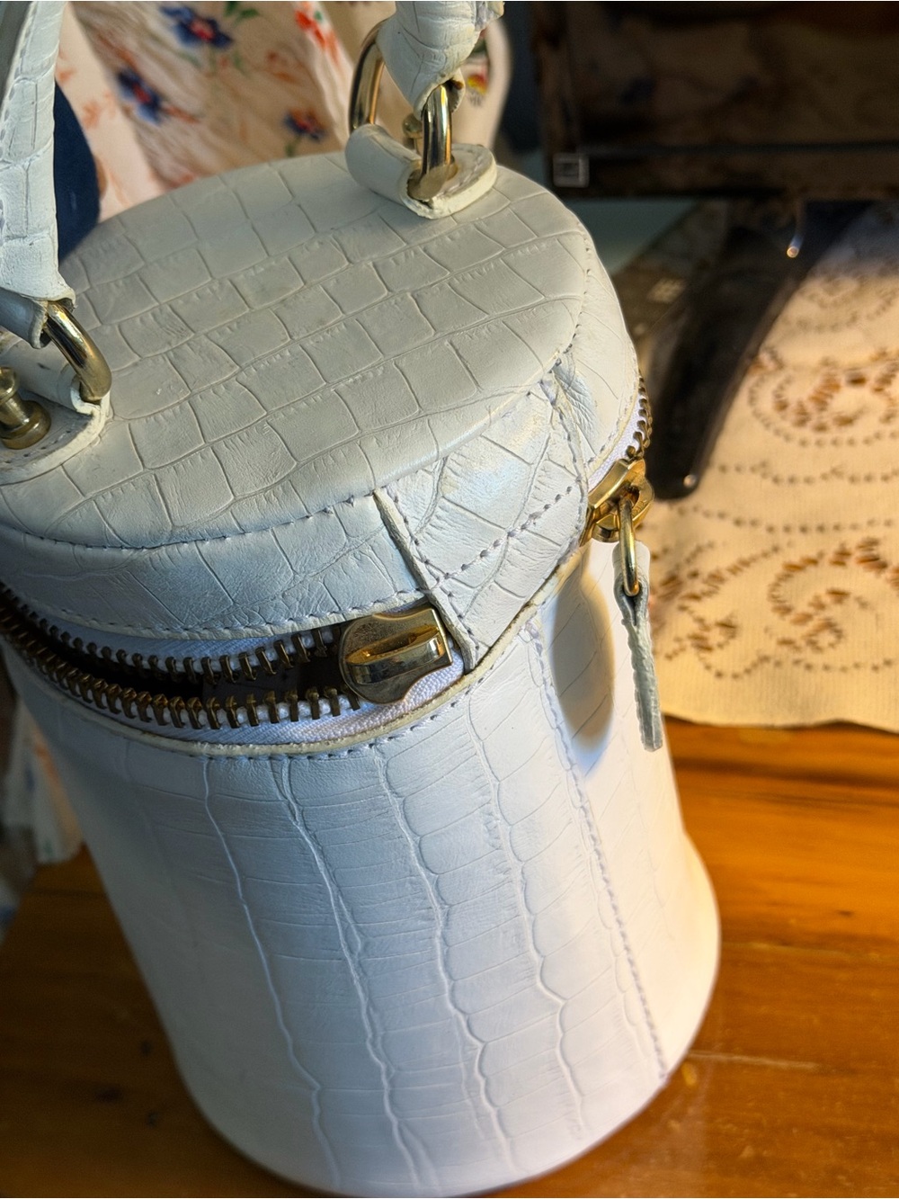 Doen Bebe Bag in White Croco (Missing Zip Pull) - Picture 2 of 4